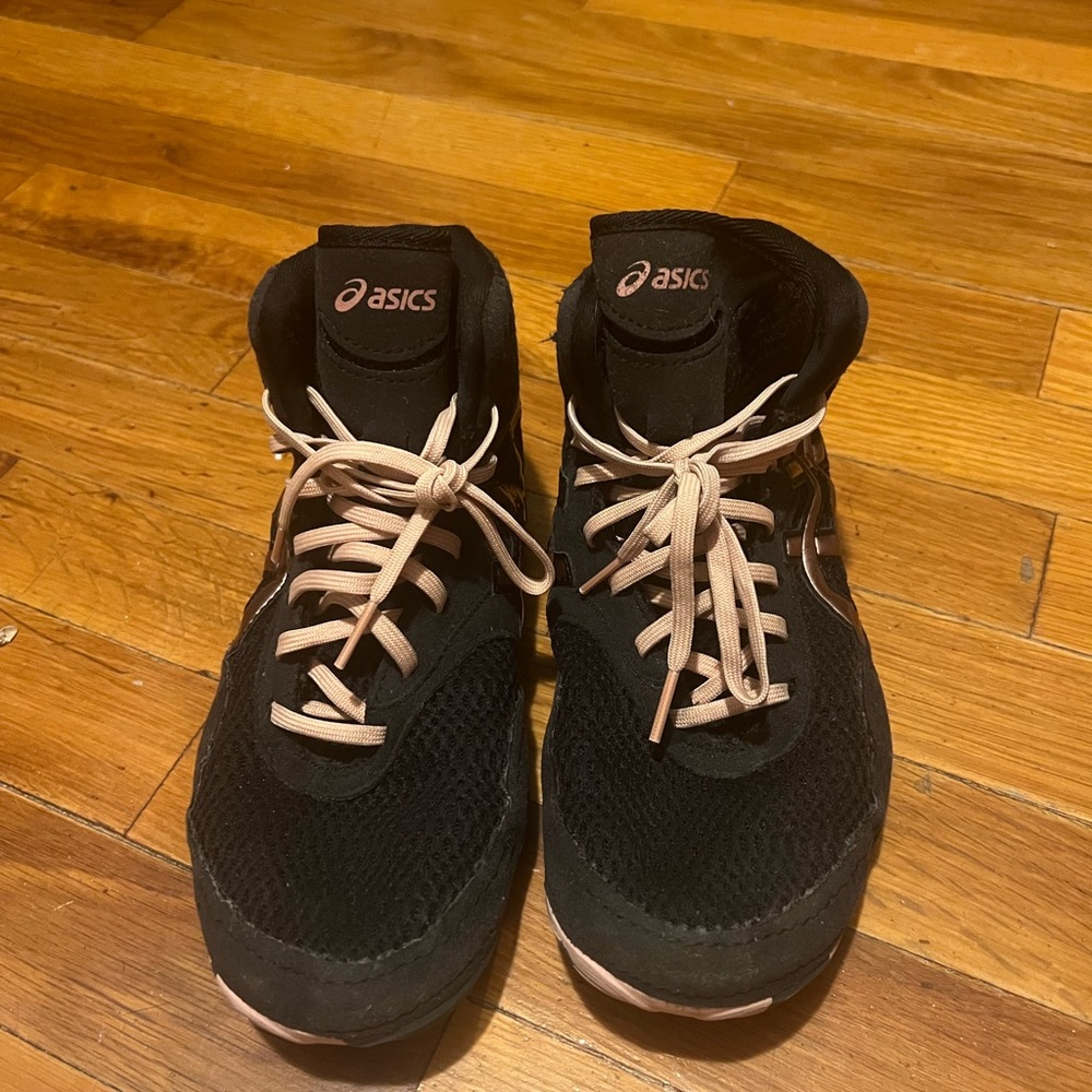 Wrestling shoes